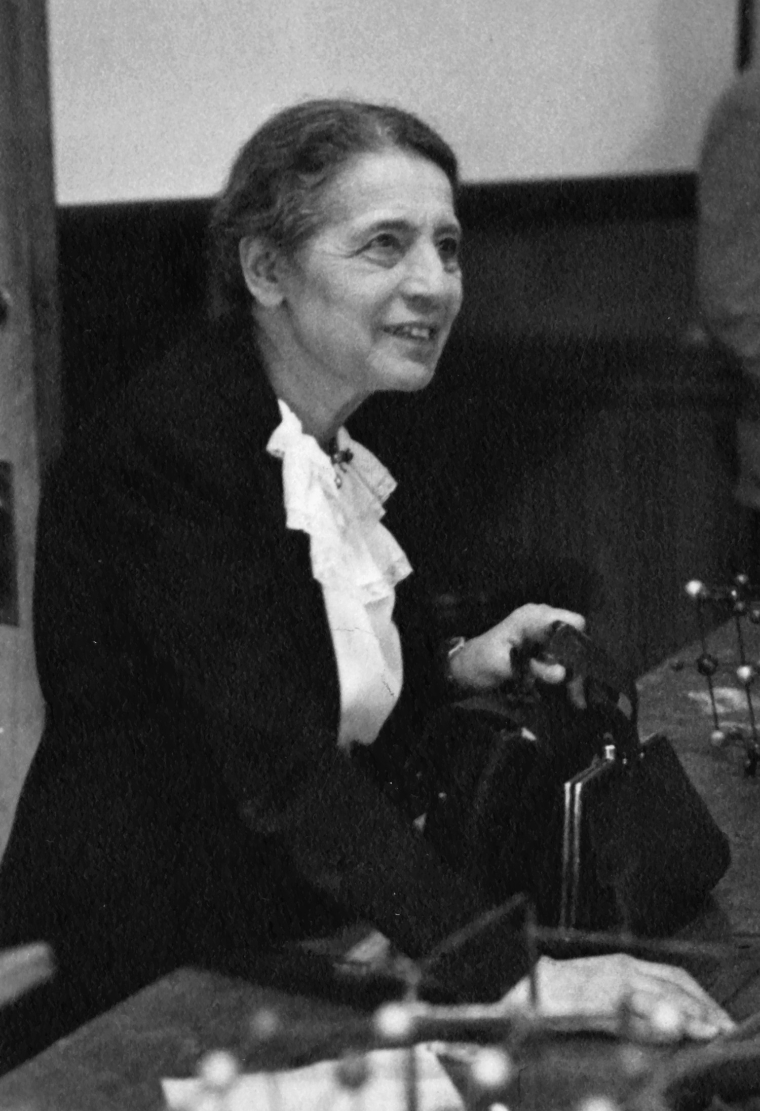 Lise_Meitner_(1878-1968),_lecturing_at_Catholic_University,_Washington,_D.C.,_1946